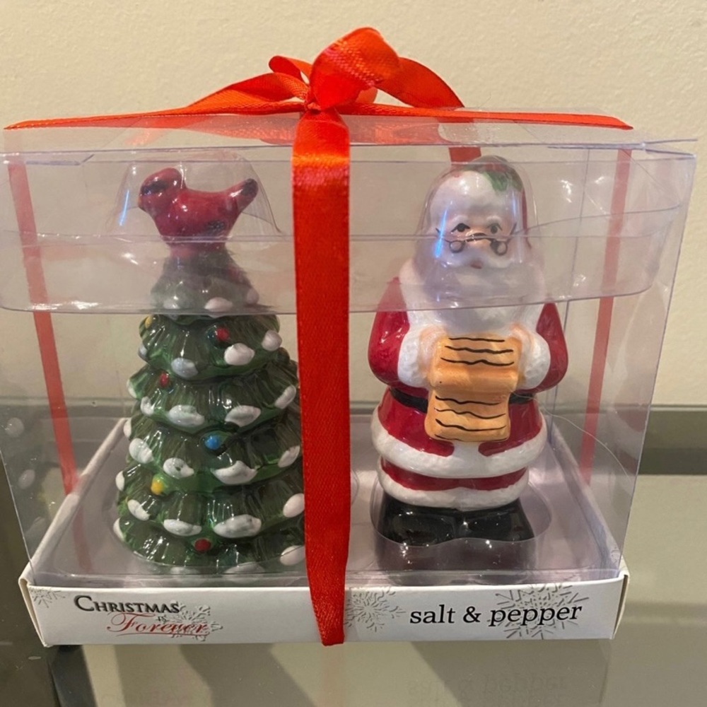 NWT Christmas Salt And Pepper Shakers